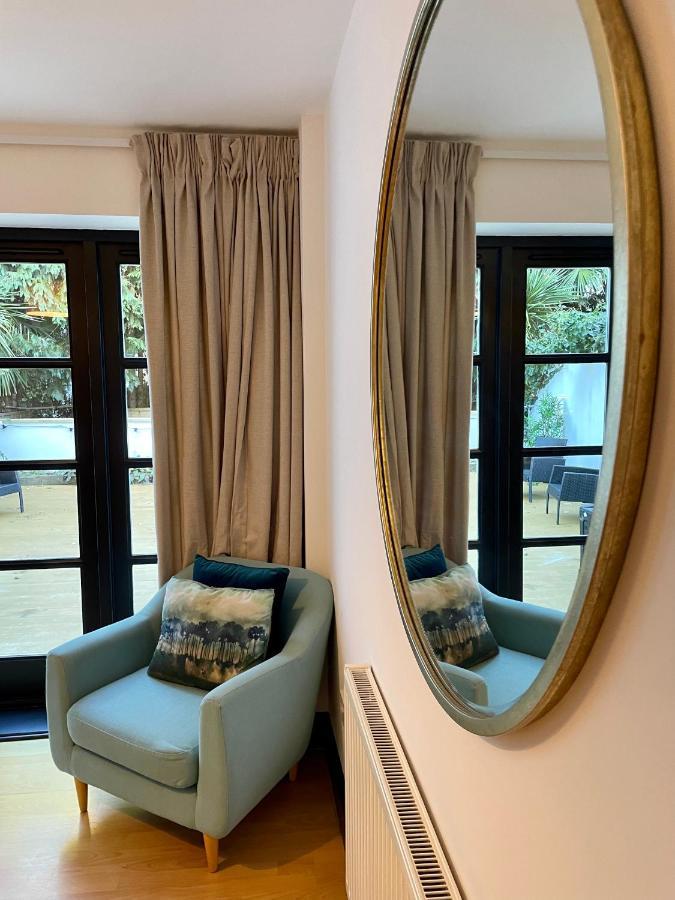 Modern Apt Near Gardens With Large Decking Area - Vivre Retreats Bournemouth Bagian luar foto