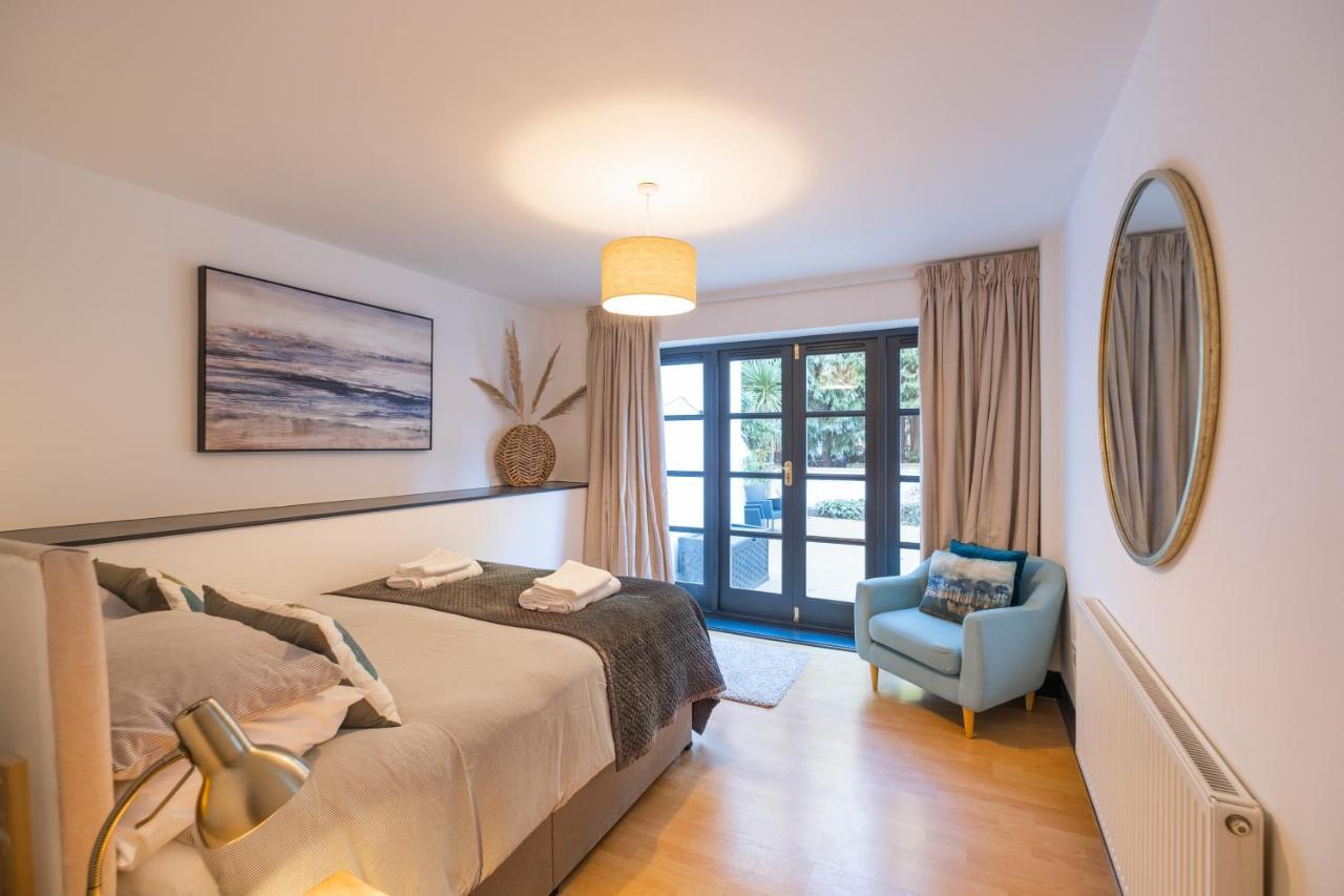 Modern Apt Near Gardens With Large Decking Area - Vivre Retreats Bournemouth Bagian luar foto