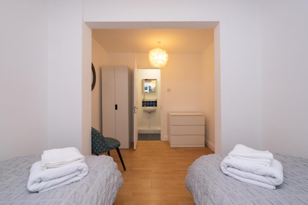 Modern Apt Near Gardens With Large Decking Area - Vivre Retreats Bournemouth Bagian luar foto