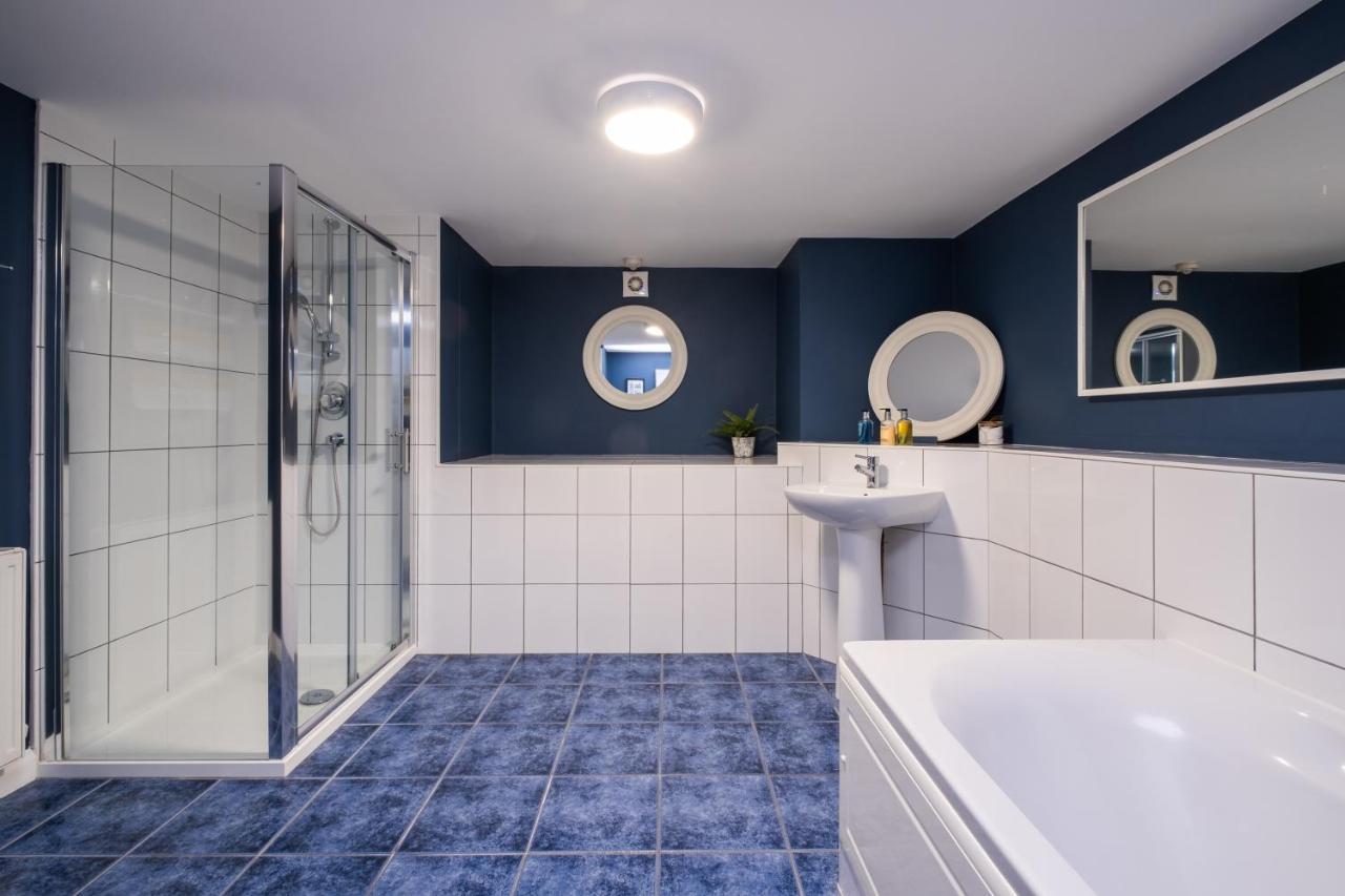 Modern Apt Near Gardens With Large Decking Area - Vivre Retreats Bournemouth Bagian luar foto