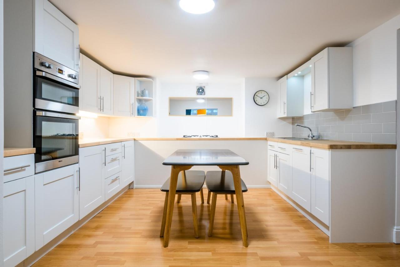 Modern Apt Near Gardens With Large Decking Area - Vivre Retreats Bournemouth Bagian luar foto